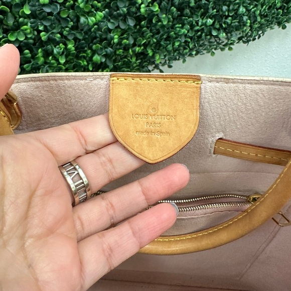 Louis Vuitton - Picture 3 of 5